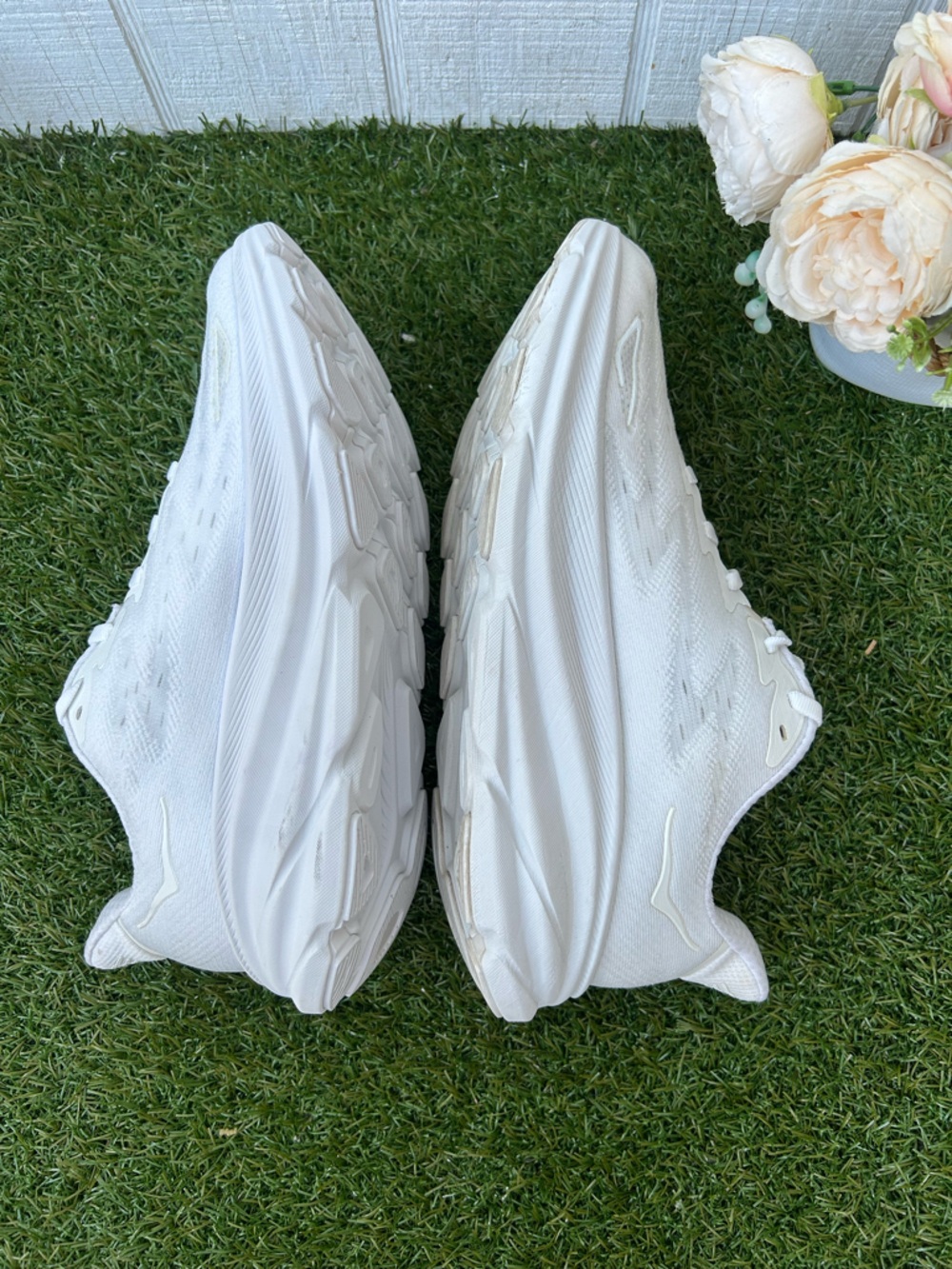 HOKA Clifton 9 EVERYDAY RUNNING women Shoes
size 7.5 White / White gently used - Picture 14 of 16